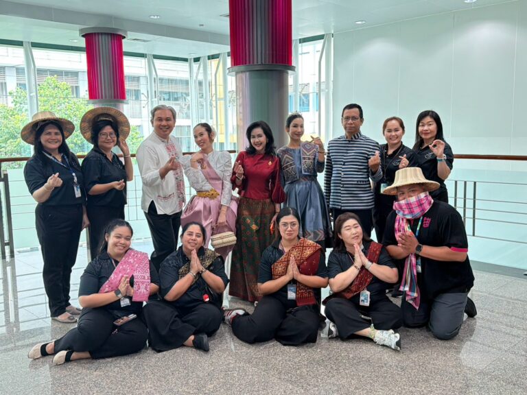 โครงการ “มนต์เสน่ห์ผ้าไทย ตามรอยวรรณกรรมและภาพยนตร์ไทย” ร่วมถ่ายทอดเสน่ห์และอัตลักษณ์ความเป็นไทย ผ่านการประยุกต์ใช้ ผ้าไทย อย่างสร้างสรรค์ พร้อมร่วมส่งเสริมและต่อยอด Soft Power ของชาติ ให้ก้าวไกลอย่างภาคภูมิ