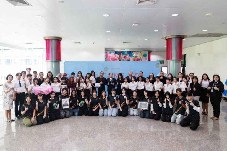 ผู้ช่วยศาสตราจารย์ ดร.พิทักษ์ จันทร์เจริญ อธิการบดี มหาวิทยาลัยสวนดุสิต กล่าวให้โอวาท และร่วมถ่ายภาพแสดงความยินดีกับนักศึกษา คณะวิทยาการจัดการ ที่ได้รับรางวัลในการประกวดผลงานเวทีระดับชาติ และระดับมหาวิทยาลัย ปี 2568-2569